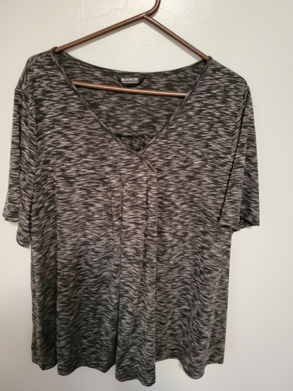 BloomChic Black/Grey Heather V-Neck Short Sleeve Tee-18/20- Like NEW!